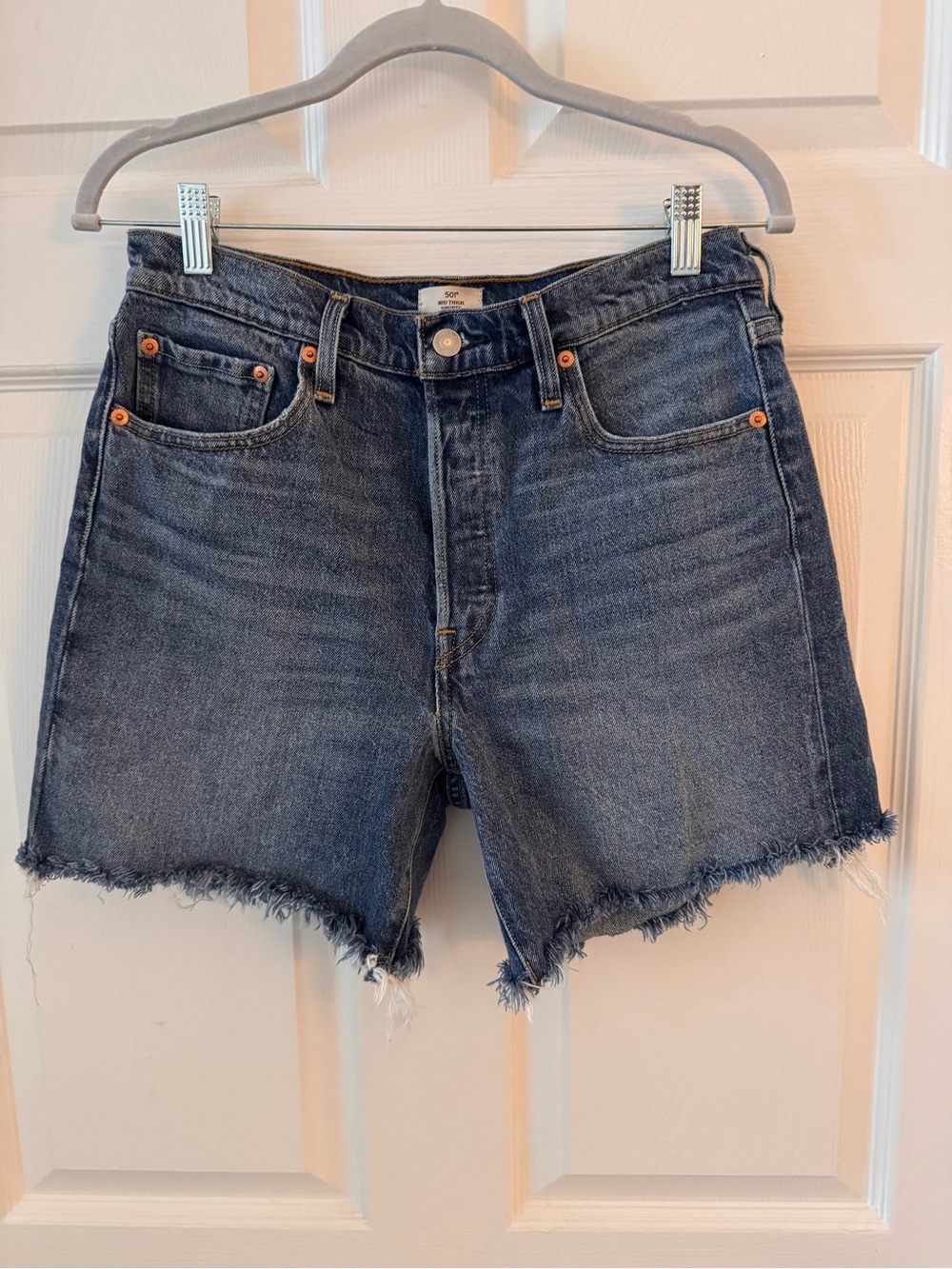 Levi’s mid thigh Denim Shorts medium wash and great fit! Size 29 👖 perfect cond